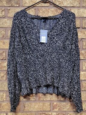 Universal Thread Black and White Floral Blouse Size Large Nwt